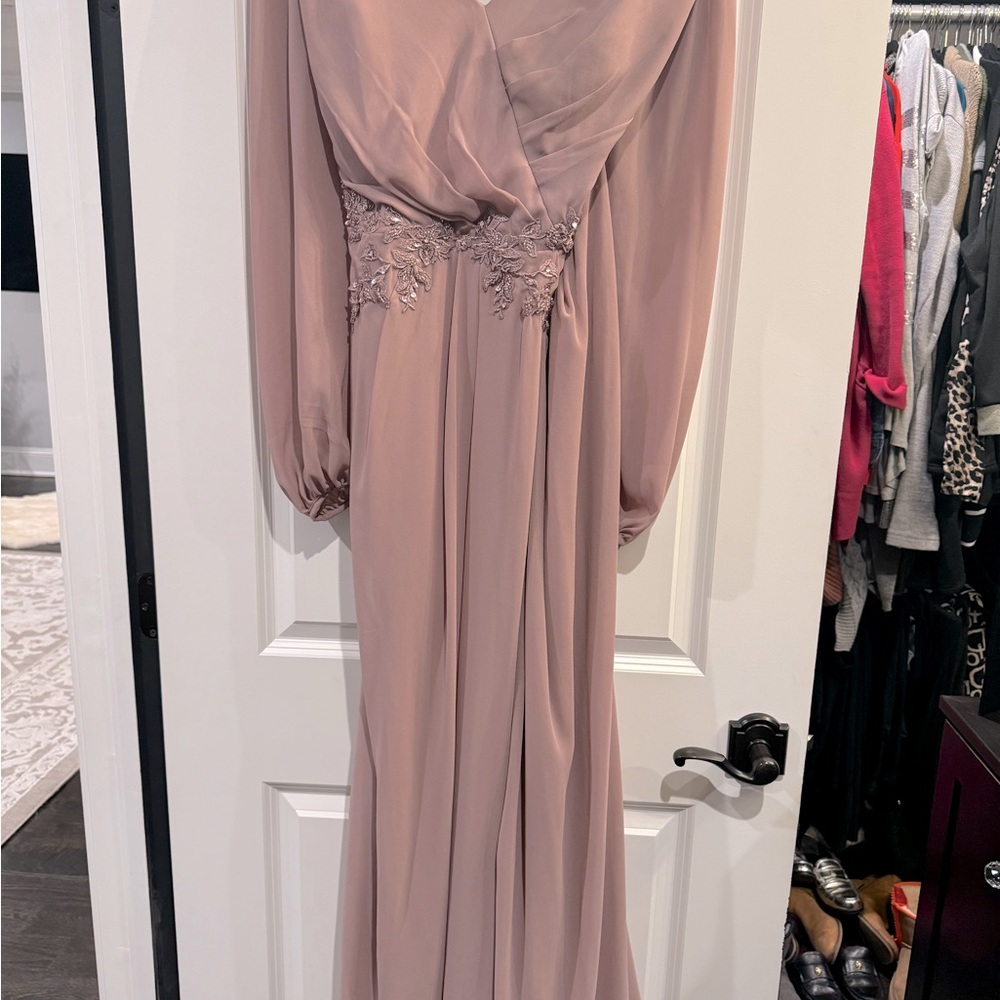 Davids bridal dress. Slimming and elegant never worn